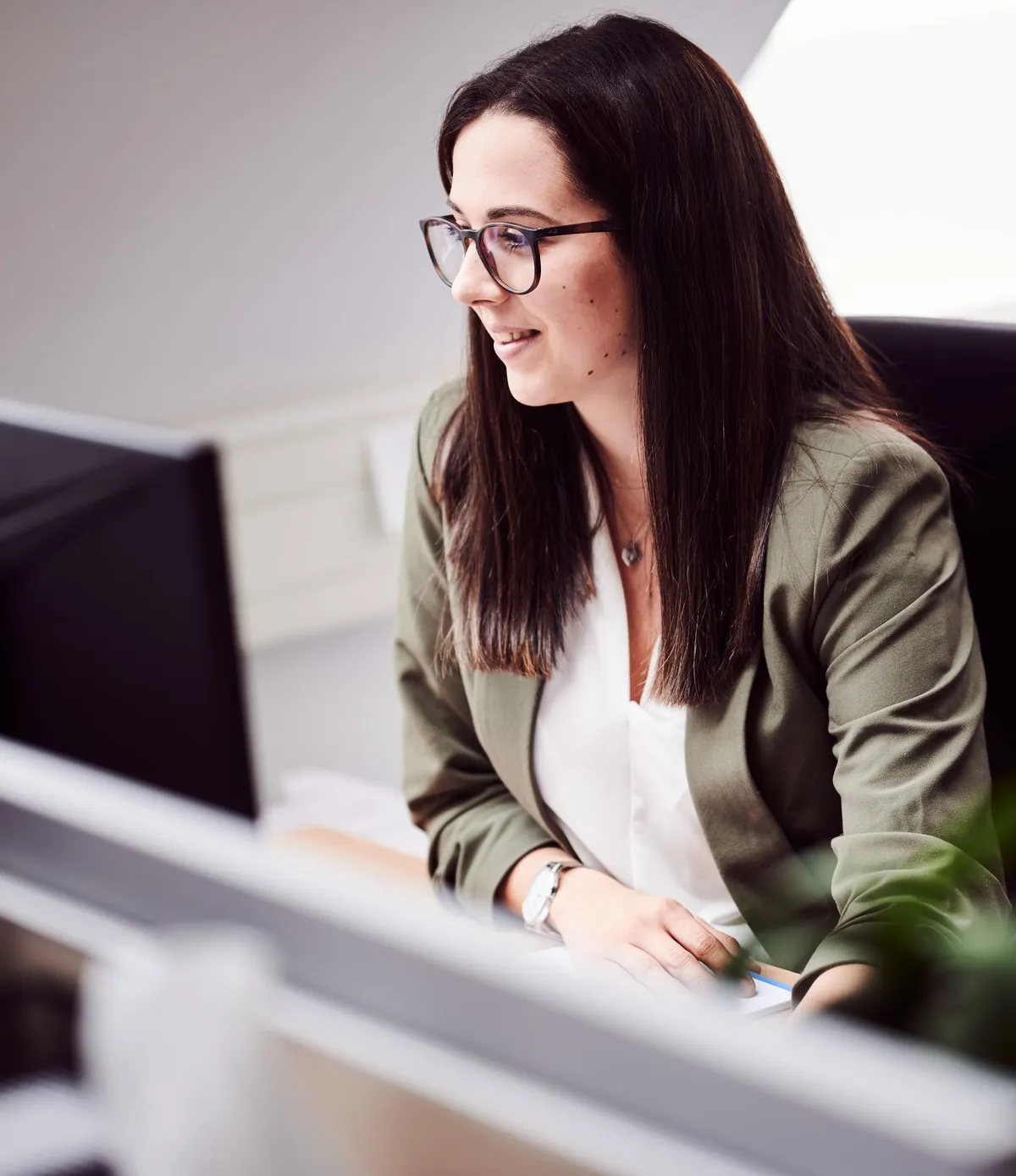 Mitarbeiterin bei der Arbeit am Schreibtisch